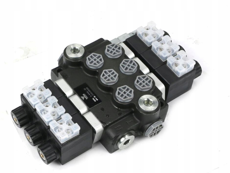 Rozdzielacz hydrauliczny 3-sekcyjny sterowany elektrycznie 12V 40L VOIMA.png